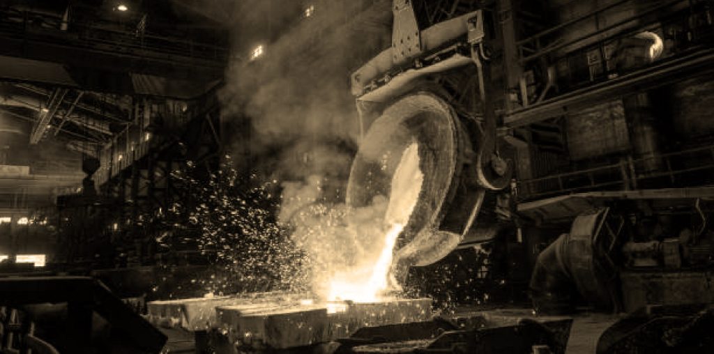 pouring metal foundry