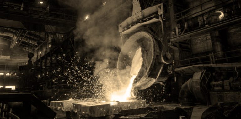 pouring metal foundry